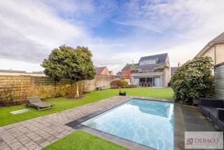 Prachtig gelijkvloers appartement met zwembad in Voortkapel!<br /><br />Bent u op zoek naar een aangenaam gelijkvloers appartement in Voortkapel? Dit appartement combineert ruimte en comfort met een prachtige tuin met zwembad! <br /><br />Binnenin wordt u verwelkomd in de inkomhal welke uitgeeft op de prachtige aangename leefruimte die voorzien is van een parketvloer. In deze leefruimte is er ook nog een gashaard en een bureau aanwezig. Vanuit de leefruimte krijgt u toegang tot de eetruimte en een aansluitende volledig uitgeruste keuken. Deze ruimte geniet van veel natuurlijke lichtinval en van een prachtig uitzicht op de tuin. <br /><br />De eerste slaapkamer is voorzien van een tegelvloer en een badkamer die is uitgerust met een bad en lavabo. De tweede slaapkamer is voorzien van parketvloer met bureauruimte, een aparte dressing en een afzonderlijke badkamer met een inloopdouche, dubbele lavabo en een toilet aanwezig. <br /><br />Daarnaast zijn er nog 2 bergruimtes met inbouwkasten aanwezig en nog een grote kelder. <br /><br />Ten slotte is er een prachtige en aangename tuin met zwembad en een terras aanwezig, waar het heerlijk vertoeven is in de zomer. <br /><br />Achteraan is er nog een dubbele garage aanwezig, met nog een apart toilet. <br /><br />Troeven: <br />+ Instapklaar gelijkvloers appartement <br />+ Alle nodige comfort aanwezig <br />+ 2 volwaardige slaapkamers en 2 badkamers <br />+ Prachtige tuin met zwembad <br />+ EPC B <br />+ EK conform<br /><br />Hebt u interesse in dit prachtig appartement? <br /><br />Contacteer ons via info@debaco.be of op 014/73.77.77 voor een bezoek ter plaatse!