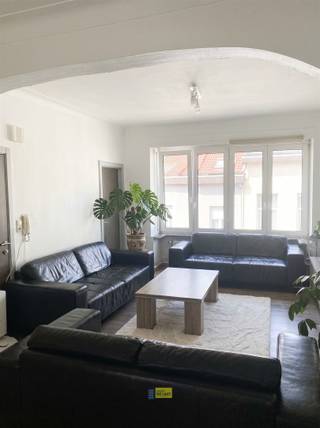 Op zoek naar 4 slaapkamer appartement met ruim terras in Oud-Berchem?Dan nodigen we je graag uit in de Van Hombeekstraat. Vooraan hebben we zicht op...