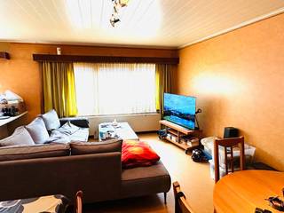 Appartement met twee slaapkamers in het centrum van Paal<br /><br />Op een uitstekende locatie in het centrum van Paal bevindt zich dit praktisch ingedeeld appartement met twee volwaardige slaapkamers. Dankzij de centrale ligging geniet u van alle dagelijkse voorzieningen, winkels, openbaar vervoer en verbindingswegen op wandelafstand.<br /><br />Het appartement biedt een mooie bewoonbare oppervlakte met tal van mogelijkheden om het volledig naar eigen smaak en wensen in te richten aangezien een renovatie gewenst is. Voor wie op zoek is naar een woning met potentieel vormt dit een unieke kans om een eigen thuis te creëren op een aantrekkelijke locatie.<br /><br />De gunstige vraagprijs weerspiegelt de mogelijkheid om het appartement verder te moderniseren, waardoor u de vrijheid krijgt om uw eigen accenten te leggen en het appartement volledig af te stemmen op uw persoonlijke stijl.<br /><br />Extra troef is de bijhorende garage, die bij aangekocht dient te worden voor € 25.000.<br /><br />Bent u op zoek naar een ruim appartement met potentieel op een centrale ligging? Dan is dit zeker een bezoek waard.