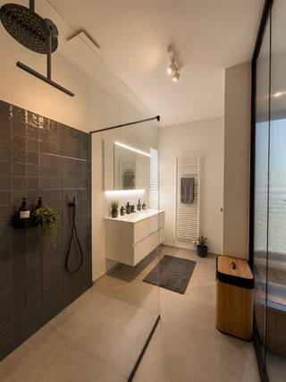 TE HUUR – GENT. In het hart van Gent bevindt zich deze exclusieve penthouse, waar luxe, comfort en een hoogwaardige afwerking perfect samenkomen. De warme parketvloeren, kwalitatieve materialen en verfijnde details creëren een tijdloze en elegante woning.<br /><br />De lichtrijke leefruimte vormt het hart van de woning en sluit aan op een praktische wasplaats en een polyvalente ruimte die ideaal is als bureau of extra slaapkamer. Op de verdieping bevindt zich de master bedroom met een stijlvolle badkamer.<br /><br />Een absolute troef zijn de twee ruime terrassen, die zorgen voor een unieke buitenbeleving midden in de stad.<br /><br />Een uitzonderlijke woonst voor wie op zoek is naar stijlvol wonen op een toplocatie in Gent.<br /><br />EPC: 97 kWh/m² jaar<br />Huurprijs: € 1.440/maand<br />Algemene kosten: € 50/maand