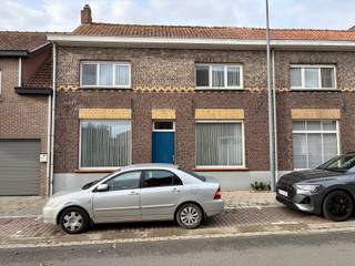 <span>Deze woning is gelegen in Westrozebeke.</span><br /><br /><span>Op het gelijkvloers is de indeling als volgt: inkomhal met gastentoilet, leefruimte, keuken, droge kelder, badkamer (bad/douche, lavabo en toilet), zonnige tuin en tuinberging.</span><br /><span>Op de eerste verdieping zijn er 3 slaapkamers en een geïsoleerde zolder.</span><br /><br /><span>De woning is beschikbaar vanaf 15/01/2026.</span>