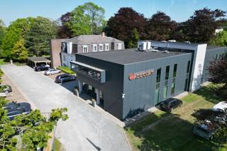 Dit kantorencomplex is uitstekend gelegen langs de Brusselsesteenweg in Melle. De locatie biedt een ideale bereikbaarheid met de opritten van de...