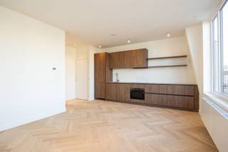 Gerenoveerd appartement op de tweede verdieping van een volledig vernieuwd kleinschalig gebouw. In een zijstraat grenzend aan het...