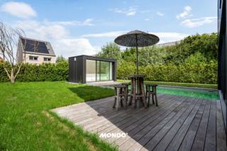 Deze exclusieve villa combineert ruimte, luxe en hoogtechnologische voorzieningen op een perceel van 6a 09ca, rustig gelegen in een doodlopende straat. Met een bewoonbare oppervlakte van maar liefst 500 m² en een hoogwaardige afwerking biedt deze eigendom een uitzonderlijk wooncomfort. <br /><br />Op het gelijkvloers bevinden zich een stijlvolle inkomhal, een gastentoilet met handwas, een ruime en lichtrijke leefruimte met eetplaats, een voorziene ruimte voor een open keuken en een inpandige garage. <br /><br />De eerste verdieping omvat een royale nachthal die toegang geeft tot drie slaapkamers met parketvloer, een bureau, een apart toilet en een badkamer uitgerust met een ligbad, inloopdouche en wastafel. <br /><br />Op de tweede verdieping bevindt zich een polyvalente ruimte, een apart toilet en een prachtige master suite met parketvloer, een ruime dressing en een luxueuze ensuite badkamer voorzien van een massagebad, dubbele inloopdouche en dubbele wastafel. <br /><br />De volledig ingerichte kelderverdieping beschikt over een hal, een ontspanningsruimte met sauna, een douchekamer, een apart toilet, een berging/wasplaats en een technische ruimte. <br /><br />Buiten geniet u van een aangelegde tuin met zwembad en een multifunctioneel bijgebouw, eveneens voorzien van een kelder. <br /><br />Deze villa onderscheidt zich verder door haar geavanceerde technieken en energiezuinige karakter, waaronder vloerverwarming en vloerkoeling met afzonderlijke regeling per ruimte, een geothermische warmtepomp, ventilatiesysteem D met filters, eigen waterwinning via een geboorde put, 30 zonnepanelen, een lift naar elke verdieping, een volledig domoticasysteem, een alarminstallatie met camerasysteem en massieve binnendeuren. <br />Bovendien bestaat de mogelijkheid om de keuken volledig naar eigen smaak te laten plaatsen. Een unieke eigendom voor wie op zoek is naar een combinatie van exclusiviteit, comfort en duurzaamheid.