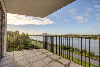 Huurprijs: 1.400 EUR / maand (geen gemeenschappelijke kosten)<br />Beschikbaar: vanaf 01/10/2026<br /><br />Dit prachtige appartement is een ware parel langs de Rupel. De rustige ligging en het adembenemende uitzicht op het water zorgen elke dag opnieuw voor een uniek vakantiegevoel. Bovendien geniet u hier van een uitstekende bereikbaarheid, met winkels, openbaar vervoer en belangrijke invalswegen.<br /><br />Met een bewoonbare oppervlakte van 104 m² biedt het appartement een ruime en comfortabele indeling. De woonkamer met grote raampartijen vormt het hart van het appartement en geeft rechtstreeks uit op het panoramische zicht over de Rupel, wat zorgt voor een bijzonder gevoel van ruimte en licht.<br /><br />De keuken sluit aan op de leefruimte en wordt aangevuld met een praktische berging. Verder beschikt het appartement over twee volwaardige slaapkamers, een badkamer en een aparte wc. Eén van de slaapkamers heeft eveneens ingemaakte kasten.<br /><br />Dit appartement beschikt over een EPC-label A. Dankzij de vloerverwarming geniet u in de winter van een aangename en gelijkmatige warmte, terwijl de geïntegreerde vloerverkoeling in de zomer zorgt voor een fris en comfortabel binnenklimaat.<br /><br />Inclusief een ondergrondse autostaanplaats en een privatieve kelderberging, wat zorgt voor praktische bergruimte.<br /><br />De combinatie van ruimte, lichtinval en het unieke zicht op de Rupel maakt dit appartement een uiterst bijzondere plek.<br /><br />Indeling:<br />Inkomhal<br />Apart toilet<br />Woonkamer<br />Keuken<br />Berging<br />2 slaapkamers<br />Badkamer<br /><br />Enkele troeven:<br />- Prachtig uitzicht<br />- Zuid-georiënteerd - zon vanaf 11:00 tot 's avonds<br />- Overdekt terras<br />- Grote gemeenschappelijke bezoekersparking<br />- Gehandicaptenlift aanwezig<br />- Afvalstraat voorzien<br />- Privatieve kelderberging inbegrepen<br />- Privatieve ondergrondse staanplaats inbegrepen<br /><br />Graag meer info of een bezoek ingepland?<br />Contacteer ons via 0492 83 88 19 of jarno@groepvanhaute.be.
