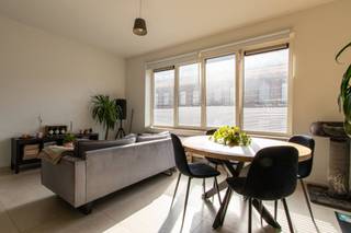 <div><div> <p>Gerenoveerd appartement.</p><p>Dit modern en volledig gerenoveerd appartement van ca. 50 m² is gelegen op de tweede verdieping en beschikt over een lichtrijke leefruimte met open keuken. De keuken is volledig geïnstalleerd en voorzien van een keramische kookplaat, dampkap, vaatwasser, oven en koelkast. Verder is er een slaapkamer van ca. 10 m² en een vernieuwde badkamer met douche, toilet en wastafelmeubel. De algemene onkosten bedragen € 35 per maand, als voorschot voor het privatieve waterverbruik en de elektriciteit van de gemene delen.</p></div> </div>