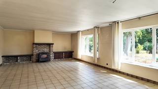 Bent u op zoek naar een woning met een groot perceel, landelijke rust én renovatiepotentieel? Dan is deze eigendom in de Vrombautstraat zeker...