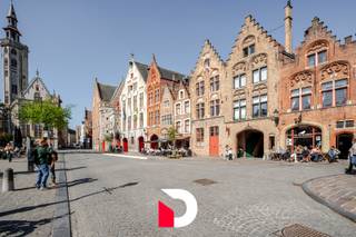 Deze statige 'Middeleeuwse' burgerwoning met trapgevel ( anno 1632), 'De Witte Lelie' genaamd is gelegen op het pittoreske Jan Van Eyckplein in...