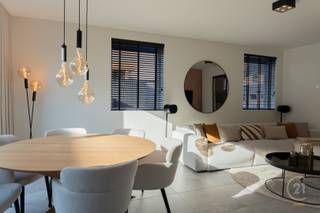 Deze tot in de puntjes afgewerkte woning in Lombardsijde biedt alles wat u zoekt: moderne afwerking, comfort en een rustige ligging op slechts enkele minuten van Nieuwpoort en de kust. De woning beschikt over drie ruime slaapkamers, met een grote polyvalente ruimte op de tweede verdieping, perfect voor een gezin of als werkruimte. De lichte en open leefruimtes zorgen voor een aangename sfeer, terwijl de volledig uitgeruste keuken het ideale hart van het huis is.<br />Een extra troef is de inpandige garage, die zorgt voor gemakkelijke toegang en extra opbergruimte. De zonnige tuin biedt de perfecte plek om buiten te ontspannen en te genieten van het mooie weer. Bovendien is er voldoende parkeergelegenheid op het terrein.<br />Dankzij de centrale ligging in Lombardsijde combineert deze woning de rust van de buurt met de nabijheid van het levendige centrum van Nieuwpoort. Alles is tot in de puntjes afgewerkt, waardoor u enkel nog hoeft te verhuizen en te genieten van uw nieuwe thuis. Woning is voorzien van zonnepanelen.<br />Neem contact met ons op voor meer informatie of een bezichtiging!