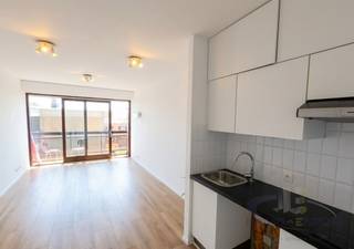 Deze recent gerenoveerde studio bevindt zich op de tweede verdieping van residentie Golden Sand in de wijk Raversijde te Oostende. Gelegen aan de zeedijk, tussen de duinengordel van het bruisende Oostende en Middelkerke, in de nabijheid van openbaar vervoer. Veel parkeer mogelijkheid in de omgeving. Gunstige EPC!<br /><br />De studio is actueel verhuurd voor tot 31 oktober 2026 en is ideaal als investering.  Geschikt voor zowel eigen bewoning,  tweede verblijf of verhuur. De ruime woonkamer met veel lichtinval geeft toegang tot het aangename zuidgericht balkon.<br /><br />De elektriciteit is conform gekeurd. Nieuwe badkamer met professioneel geplaatst beton ciré, nieuwe doorstromer en verluchting.  In de woonkamer ligt nieuwe vloerbekleding met geluidsdempende isolatie. Praktische kitchenette met wastafel, dampkap en kookplaat.<br /><br />Zee en strand bevinden zich op 30 meter afstand, in de onmiddellijke omgeving van de historische domeinen Walraversijde en Domein Prins Karel. <br /><br />Gemeenschappelijke fietsenberging in het gebouw.<br /><br />Deze studio heeft naast zijn uitmuntende ligging héél wat troeven! Kom ze ontdekken en maak jouw afspraak met Nikolaas op 0496 68 84 67 of via info@ensor.immo