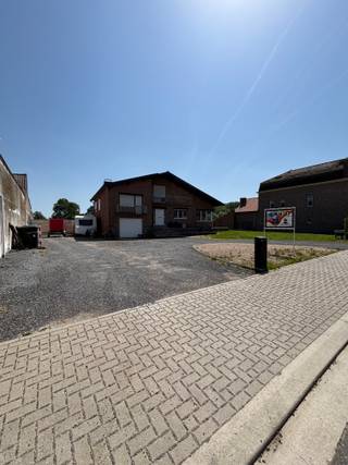 <p>Deze ruime woning met een bewoonbare oppervlakte van 242m² bevindt zich op een prachtig perceel van 6360m² en geniet van een rustige ligging midden in het groen. Hier woon je omgeven door natuur, met alle ruimte om te genieten van privacy, rust en een aangename woonkwaliteit.</p><p> </p><p>Bij het betreden van de woning valt meteen het gevoel van ruimte op. De royale leefruimtes bieden tal van mogelijkheden om een gezellige woon- en eetomgeving te creëren waar het hele gezin zich thuis voelt. Dankzij de ruime volumes geniet je in elke ruimte van een aangenaam wooncomfort.</p><p> </p><p>De woning beschikt over vier volwaardige slaapkamers, waardoor ze perfect geschikt is voor grotere gezinnen of voor wie extra kamers wenst in te richten als bureau, hobbyruimte of logeerkamer. De praktische indeling zorgt voor een vlotte circulatie en een aangenaam dagelijks gebruik.</p><p> </p><p>Buiten vormt het uitzonderlijke perceel van 6360m² zonder twijfel een van de grootste troeven van deze eigendom. De groene omgeving creëert een oase van rust waar je elk seizoen opnieuw kunt genieten van de natuur. Het ruime terrein biedt tal van mogelijkheden voor tuinliefhebbers, speelruimte voor kinderen of het realiseren van diverse buitenprojecten.</p><p> </p><p>De rustige ligging combineert het beste van twee werelden: wonen in alle sereniteit terwijl voorzieningen, winkels, scholen en verbindingswegen vlot bereikbaar blijven. Hierdoor vormt deze woning een ideale uitvalsbasis voor wie op zoek is naar ruimte, comfort en een groene woonomgeving.</p><p> </p><p>Ben je op zoek naar een ruime woning met vier slaapkamers, een uitzonderlijk perceel en een rustige ligging in het groen? Dan is dit eigendom absoluut een bezoek waard.</p>