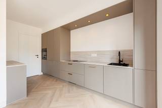 Energiezuinige, instapklare nieuwbouwwoning op 1.120 m² grond op aangename ligging in Schoten. <br /><br /><u><strong>Indeling van de woning:</strong></u><br /><u>Gelijkvloers: +/- 73.5 m².</u><br />Inkomhal met afzonderlijk toilet en trap naar de bovenliggende verdiepingen.<br />Grote berging.<br />Living met grote ramen uitgevend op de tuin<br />Open keuken<br />Tuin. <br /><u>Eerste verdieping: +/- 73.5 m².</u><br />Nachthal met vaste trap naar de zolder.<br />Slaapkamer 1 met mogelijkheid tot dressing.<br />Slaapkamer 2.<br />Slaapkamer 3.<br />Badkamer 1 met wastafel met meubel en ligbad.<br />Badkamer 2 met wastafel met meubel en inloopdouche (ensuite aan de masterbedroom).<br />Afzonderlijk toilet.<br /><u>Tweede verdieping: +/- 40 m². </u><br />Deze verdieping kan ingericht worden als extra slaapkamer, bureel of multifunctionele ruimte.<br /><br />De woning wordt verkocht deels onder registratie en deels onder BTW. Grondwaarde onder 12% registratie en bouwwaarde onder 21% BTW.<br />Plan beschikbaar op aanvraag.<br /> 