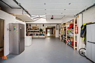 Op een uitstekende locatie te Koningshooikt bevindt zich deze leuke woning met 3 slaapkamers en een magazijn/loods van 300m² op een mooi perceel van 1090m². De woning biedt de perfecte opportuniteit voor wie op zoek is naar een centraal gelegen woonst met werk- of opslagmogelijkheden en voldoende parkeergelegenheid.<br /><br />We betreden de woning via de inkomhal, die toegang biedt tot de gezellige zithoek aan de voorzijde. Achter de inkomhal bevindt zich de lichtrijke leefruimte, waar u een aangename eetplaats kan inrichten die naadloos overgaat in de keuken, uitgerust met hedendaags comfort en de voornaamste toestellen. Achter de keuken ligt de ruime badkamer, voorzien van een bad, een grote lavabo en een toilet.<br /><br />Aansluitend aan de woning vinden we het magazijn/loods van maar liefst 300m², volledig vergund en uitstekend toegankelijk. Deze polyvalente ruimte is voorzien van twee sectionaalpoorten, wat zorgt voor een vlotte in- en uitrit, ook voor grotere voertuigen. Dankzij de royale oppervlakte en praktische indeling leent het magazijn zich perfect voor diverse doeleinden zoals opslag, atelier, werkplaats of het stallen van materiaal, voertuigen of machines. Bovendien beschikt het magazijn over een extra douche, toilet en een praktische wasruimte, wat het comfort en de functionaliteit aanzienlijk verhoogt. De loods biedt daarnaast voldoende hoogte en bewegingsruimte. De directe aansluiting met de woning vormt een extra troef voor wie wonen en werken wil combineren op één locatie.<br /><br />Via de trap bereiken we de bovenverdieping, waar zich de 3 slaapkamers bevinden. Hier vinden we ook de toegang tot de bergzolder. De woning is bovendien uitgerust met airco, wat zorgt voor een aangenaam en ideaal binnenklimaat, zowel in de zomer als in de winter.<br /><br />Achter het magazijn vinden we nog een zeer ruime omheinde tuin, voorzien van een overdekte gezellige zithoek waar je kan genieten van de rust en het mooie weer..<br /><br />Dit is een ideale opportuniteit als u op zoek bent naar een leuke woning met magazijn op een centrale locatie te Koningshooikt. Contacteer ons voor meer informatie op 0473 27 88 57 of neem een kijkje op www.boonstravastgoed.be . <br /><br />Bijzonderheden:<br />-3 slaapkamers<br />-Perceel van 1090m²<br />-Magazijn van 300m² met goede toegankelijkheid