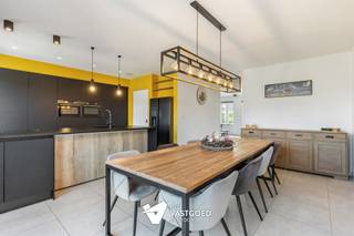 <p><span>Uiterst knap afgewerkte en verrassend ruime HOB met maar liefst 6 slaapkamers rustig gelegen op een perceel van 6a76ca Kwaadmechelen.</span></p><p><span> </span></p><p><span>Belangrijkste troeven:</span></p><p><span>- Rustig gelegen tussen de dorpskernen van Tessenderlo &amp; Kwaadmechelen en in de nabijheid van de autostrade E313</span></p><p><span>- Kwalitatief afgewerkt en uitstekend onderhouden</span></p><p><span>- 6 slaapkamers!!! (allemaal voorzien van airco met warmtepomp) en elektrische rolluiken</span></p><p><span>- mogelijkheid tot het creëren van een 2de badkamer</span></p><p><span>- Vloerverwarming</span></p><p><span>- ruime opbergzolder</span></p><p><span>- Prachtig aangelegde en volledig omheinde tuin</span></p><p><span>- Zonnepanelen (14 stuks)</span></p><p><span>- Tuinhuis met gezellig terras</span></p><p><span> </span></p><p><span>Bekijk zeker ook de foto's en de grondplannen met de afmetingen. Zo krijgt u van thuis uit al een perfect beeld van wat deze woning te bieden heeft!</span></p><p><span> </span></p><p><span>Wenst u meer info of een vrijblijvende bezichtiging, contacteer dan ons kantoor op het nummer 011 85 15 15 en wij helpen u graag verder.</span></p>