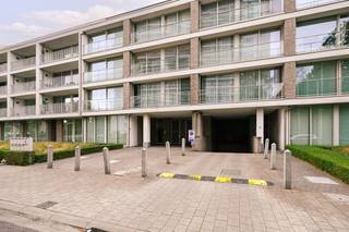 Dit ruime en energiezuinige appartement in de Frieslandstraat te Hoboken beschikt over een aangename woonkamer met open keuken en aansluitend een groot terras.V erder omvat het appartement een inkomhal, aparte ruime berging, badkamer met ligbad/douchecombinatie en twee ruime slaapkamers. Een private kelderberging biedt extra opbergruimte. De ligging is praktisch, met winkels, openbaar vervoer en belangrijke invalswegen vlot bereikbaar en een goede verbinding richting Antwerpen. Een autostaanplaats is verplicht bij te huren aan € 70/maand. De maandelijkse gemeenschappelijke kosten bedragen € 60. Een ruim en comfortabel appartement met een fijn terras en een vlot bereikbare ligging. - gelieve uw aanvraag via het contactformulier in te vullen. er worden telefonisch geen afspraken ingepland