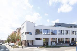 Situation - environnement :<br /><br />Le projet Gandhon, développé par Fenixco et NOAN Real Estate, est situé près de la gare Saint-Pierre, dans la Raketstraat – Meersstraat.<br />Gandhon se compose de 63 logements répartis dans 9 bâtiments. Tous les bâtiments sont disposés autour d'un grand jardin privé, ce qui permet à toutes les entités de bénéficier d'une luminosité optimale et d'une vue sur la verdure. Il y a suffisamment de places de stationnement pour vélos et voitures. <br />Gandhon est construit avec des matériaux durables. La conception architecturale témoigne d'un design contemporain.<br /><br />Appartement 1 :<br />Cet appartement unique de 4 chambres est situé derrière une façade épurée de l'entre-deux-guerres. Dans le hall d'entrée, l'escalier monumental attire immédiatement le regard. Au premier étage, vous entrez dans le salon spacieux et lumineux avec la cuisine entièrement équipée. Le salon donne également accès à la terrasse avec vue sur le jardin intérieur. <br />La chambre principale dispose d'une salle de bains attenante et il y a des toilettes pour invités.<br />À l'étage intermédiaire, vous trouverez 2 chambres spacieuses et une salle de douche. Au 2e étage, vous trouverez une 4e chambre avec salle de douche.<br /><br />Une façade d'une beauté exceptionnelle, un emplacement de choix, le chauffage au sol, une pompe à chaleur, du parquet, une ventilation de type D et de hauts plafonds... garantissent un confort de vie unique. <br /><br />L'appartement est terminé et disponible immédiatement.<br /><br />Contactez Anthony pour plus d'informations au 0488 14 62 77.