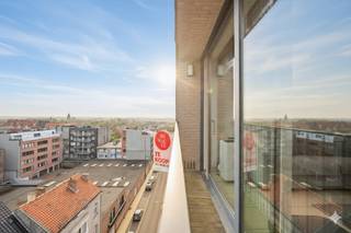 Het appartement heeft een lichtrijke leefruimte met aansluitend een mooi uitgeruste keuken met heel wat opbergruimte. Via de trap kan u...