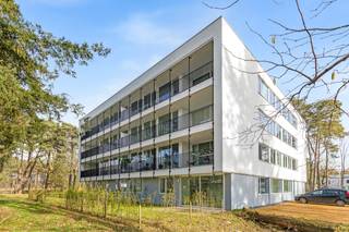 <p>In de Residentiewijk bieden wij u 28 luxe appartementen verdeeld over twee woonblokken gesitueerd in een oase van rust.<br /><br />Deze comfortabele appartementen beschikken over een degelijke leefruimte met open keuken, drie slaapkamers en een ruim terras met zicht op het water en het groen en een aparte autostaanplaats naast het gebouw.<br /><br />De gelijkvloerse appartementen hebben twee slaapkamers, een terras met privatief tuintje en een autostaanplaats.<br /><br />Het warmtenet (fossielvrij) en de ingrijpende energetische renovatie garanderen duurzaam wonen met 100% hernieuwbare groene energie. <br /><br />Droomt u ervan om te wonen in het groen, en wil u genieten van rust en de natuur? Bent u sportief aangelegd en houdt u van wandelen of fietsen, tennis, padel, golf, …<br /><br />Neem vandaag vrijblijvend contact voor een verkennend gesprek.</p>