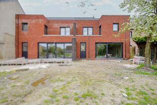 Deze ruime nieuwbouwwoning is met zijn mooi perceel grond van 431 m² op slechts enkele minuten van de autosnelweg en Middelkerke gelegen te Slijpe. In de nabije ligging kan men genieten van allerhande lokale winkeltjes, scholen, openbaar vervoer en tal van wandel- en fietsroutes. De woning beschikt op het gelijkvloers over een inkom met apart gastentoilet, een ruime leefruimte met open, ingerichte keuken, een ruime wasberging en een inpandige garage met sectionale poort. Op de verdieping beschikt de woning over 3 ruime slaapkamers, een dressingkamer en een ingerichte badkamer met lavabo, ligbad en douche. Tevens beschikt de woning over een zuidgerichte achtertuin en een ruime zolder die men in kan richten als extra slaapkamer(s) De woning bevindt zich op heden nog in ruwbouwfase. Alle verdere afwerkingen kunnen in samenspraak met de eigenaar verder afgehandeld worden! Mogelijkheid tot aankoop onder 6% BTW indien voldaan aan de gekende voorwaarden! Contacteer ons snel voor meer info! EPB: E-peil max 26 ~ Vg, Wglk, Gmo, Gvkr, Gvv ~ Ref MI23653.