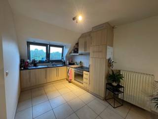 <p><span>Te huur: ruim duplex-appartement in Berlare, op wandelafstand van het Dorp.</span></p>
<p><span>Dit lichtrijke appartement beschikt over 2 volwaardige slaapkamers, een ruime leefruimte, een volledig ingerichte keuken en een comfortabele badkamer. Dankzij het gunstige EPC geniet u van een energiezuinige woning met lagere energiekosten. Het gebouw is bovendien uitgerust met een lift, wat zorgt voor extra gebruiksgemak.</span></p>
<p><span>Ideaal gelegen nabij winkels, openbaar vervoer, scholen en andere voorzieningen.</span></p>
<p><span>Interesse? Neem contact op met Laura: 0469 14 29 44 of laura.l@cornelis-goeman.be</span></p>