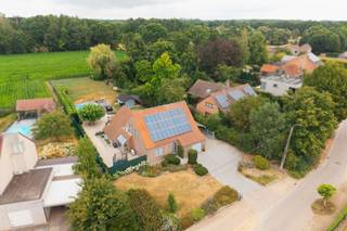 Voor verdere info of een bezoek in de woning: joeri.vandeven@homixx.be of 016 19 93 46.<br /><br />Met veel genoegen stellen wij deze charmante open bebouwing op een rustige toplocatie aan u voor. Deze woning blinkt uit door zijn ligging, en een mooi perceel van 20are!<br />Deze verrassend ruime gezinswoning combineert hedendaags wooncomfort op een doordachte wijze met een uitstekende energetische prestatie.<br /><br />Bij het betreden van de woning komt u via de inkomhal terecht in de gezellige leefruimte met recente achterbouw. Aansluitend bevindt zich de vernieuwde en volledig geïnstalleerde keuken, die erg praktisch is ingericht. De gelijkvloerse verdieping is verder uitgerust met een handige berging/wasplaats, én een ruime garage. De achterbouw geeft een prachtig overzicht over de tuin met zwembad, en het achterliggende groene perceel.<br /><br />De bovenverdieping biedt plaats aan maar liefst vier volwaardige slaapkamers en een verzorgde badkamer. Daarnaast is er een ruime zolder aanwezig die uitstekende opbergmogelijkheden biedt. <br /><br />De absolute uitblinker buiten is het prachtige zwembad met uitzicht op de achterliggende weide, wat zorgt voor een instant vakantiegevoel in eigen tuin. Dankzij de gunstige EPC-score B geniet u bovendien van een energiezuinige en toekomstgerichte thuis. De woning is intussen ook uitgerust met zonnepanelen, en van een airco.<br /><br />Kortom, een unieke kans om te wonen op een toplocatie boordevol charme. U laat deze kans toch niet liggen!