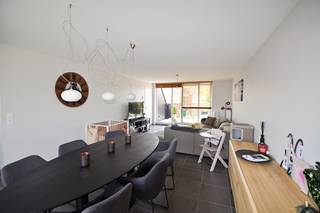 Dit recent (°2017) en instapklaar appartement (96m²) is gelegen in het centrum van Sijsele nabij winkels, scholen en openbaar vervoer. Deze kwalitatieve duplex biedt u oa. een ruime lichtrijke leefruimte, zonnig terras, een ingerichte keuken en badkamer, 2 slaapkamers, een aparte garagebox en 2 bergingen. <br /><br />Indeling: Glvl.: aparte garagebox nr. 3, toegankelijk via de Noordstraat <br />2°V.: inkom (5m²) met apart toilet - berging (1,5m²) - ingerichte badkamer (6,5m²) met dubbele lavabo in meubel en inloopdouche - ruime en lichtrijke leefruimte (35m²) met keramische tegelvloer, aanpalende een zonnige terras (9,5m²) - open ingerichte keuken (8m²) voorzien van een keramische kookplaat, dampkap, oven, vaatwasmachine, grote frigo, spoelbak en kasten - berging (3,5m²) met aansluiting voor wasmachine <br />3°V.: nachthal - 2 ruime slaapkamer (18m² - 12m²) in laminaat <br />Algemeen: - beschikbaar: 01/01/2027 - instapklaar, duurzame en kwalitatieve afwerking - laag energieverbruik - bouwjaar: 2017 - bruto vloeroppervlakte: 100m² - CV - aardgas - PVC - dubbel glas - verplicht huren van garage: € 50,00 / maand - gemeenschappelijke kosten: € 20,00 / maand EPC: 114,81 kWh/m² - UC: 31006-G-2013/0227/EP00324/A001/D01/SD003