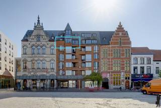 Huurprijs: 900 EUR per maand+ 50 EUR per maand voor ondergrondse autostaanplaats en berging+ 90 EUR per maand gemeenschappelijke kostenKosten...