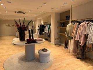 <h3><strong>Instapklaar handelspand te huur – topligging vlakbij de markt!</strong></h3>
<p>-Ligging: Aldestraat 17 - Op een steenworp van de markt, in het bruisende hart van de stad<br />-Oppervlakte: ± 80 m² handelsruimte + 25 m² kelder<br />Bent u op zoek naar een volledig ingericht handelspand op een absolute toplocatie? Dan is dit uw kans!<br />Dit instapklare pand van 80 m² is ideaal voor wie meteen aan de slag wil. De ruimte is stijlvol afgewerkt en biedt een warme, professionele uitstraling voor uw klanten. Dankzij de gunstige ligging in het autoluwe deel van de Aldestraat, vlakbij de markt, geniet u van maximale visibiliteit en veel passage.<br /><strong>Troeven van dit pand:</strong></p>
<ul>
<li>
<p>Volledig ingericht en direct beschikbaar, voorzien van airco</p>
</li>
<li>
<p>Open handelsruimte met 3 paskamers</p>
</li>
<li>
<p>Aparte bergruimte voor stock of administratie</p>
</li>
<li>
<p>Keukentje met basisvoorzieningen</p>
</li>
<li>
<p>Droge kelder van 25 m², ideaal als extra opslagruimte</p>
</li>
<li>
<p>Grote vitrine voor optimale zichtbaarheid</p>
</li>
</ul>
<p>📞 <strong>Interesse?</strong> Neem vandaag nog contact op voor een bezichtiging en ontdek de mogelijkheden van dit pand!</p>