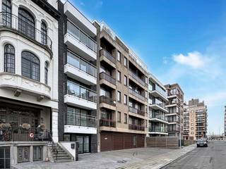 <p>Op slechts 100 meter van het strand van Wenduine bevindt zich dit vernieuwde, energiezuinige appartement in een kleinschalige residentie. Het appartement, toegankelijk via de gemeenschappelijke inkomhal met lift, biedt een ideale mix van comfort en functionaliteit en is de perfecte uitvalsbasis voor wie graag dichtbij zee verblijft. De leefruimte omvat een gezellige zit- en eethoek met een aangename lichtinval. Vanuit de leefruimte heeft u toegang tot het balkon, vanwaar u de zee op korte afstand kan zien en de nabijheid van de kust extra tot zijn recht komt. De open keuken sluit praktisch aan op de leefruimte en is functioneel ingericht. Verder beschikt het appartement over een afzonderlijk toilet en een handige berging, wat zorgt voor extra comfort en bergruimte. De slaapkamer is ruim en beschikt over een open badkamer met lavabo en inloopdouche, wat zorgt voor een praktische en eigentijdse indeling. Dankzij de uitstekende ligging op wandelafstand van alle voorzieningen en het strand vormt dit appartement een interessante opportuniteit, zowel als vaste woonst, tweede verblijf of investering aan zee. In deze residentie worden vijf appartementen te koop aangeboden wat de mogelijkheid biedt om het verdiep te kiezen.</p>
<p><br /><br />Troeven:<br /><br /></p>
<ul>
<li>energiezuinig</li>
<li>volledig gerenoveerd 2018</li>
<li>100m. van het strand</li>
<li>100m.van tramhalte</li>
<li>in een rustige straat</li>
<li>instapklaar</li>
</ul>
<p>Deze woning is te koop ZONDER makelaar via het concept van Smart Houses. Wenst u verdere inlichtingen of een bezoek? Contacteer rechtstreeks de eigenaar via 0486/49.68.97</p>