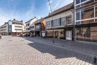Voormalig apothekerswoning met - in huidige bebouwde toestand - 4 slaapkamers, badkamer, ruim handelsgelijkvloers met achterliggende...