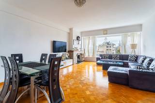 <p><strong>2 slaapkamer appartement “WITH A VIEW” met terras is gelegen op de 6de verdieping en bevindt zich op wandelafstand van het Stadspark, de Diamantwijk, openbaar vervoer en het Centraal Station. Ook winkels, trendy restaurants, het stadscentrum en scholen liggen in de onmiddellijke nabijheid.</strong></p>
<p>Het appartement biedt een prachtig vergezicht over het plein tegenover de Charlottalei. De ruime inkomhal ca. 8m² vormt het centrale punt van de woning en beschikt over een gastentoilet en vestiaire.</p>
<p>De lichte leefruimte (ca. 4,83m x 6,48m) op parketvloer geniet van veel natuurlijk licht dankzij de grote raampartijen en is voorzien van een sierhaard. Aansluitend bevindt zich de moderne, ingerichte keuken (ca. 5,60m x 1,74m) met toestellen en opbergkasten.</p>
<p>Achteraan het gebouw liggen de twee slaapkamers: de hoofdslaapkamer (ca. 3,58m x 4,31m) en de tweede slaapkamer (2,87m x 4,15m). Beide kamers bieden toegang tot het zuid-oost georiënteerde terras (ca. 8 m²), waar het aangenaam vertoeven is.</p>
<p>De badkamer (ca. 2,30m x 2,10m) is uitgerust met een douche in ligbad, een dubbele wastafel en aansluitingen voor wasmachine en droogkast.</p>
<p>Tot slot beschikt het appartement over een privatieve kelderberging.<br /><br /></p>
<span><strong>BIJZONDERHEDEN: </strong></span><br />* Gelegen op centrale locatie te Antwerpen centrum, nabij het Stadspark <br />* Dubbele beglazing in PVC-frame, EPC 159kWh/m²<br />* Mobi-score 9,6<br />* Lift in het gebouw en conform, dak voorzien van isolatie, leidingen reeds vernieuwd<br />* AO: € 411 provisie voor verwarming, water en algemeen onderhoud gemene delen.