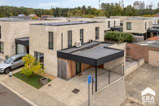 <p><strong>Moderne, instapklare woning te koop in Laakdal</strong></p>
<p>Ontdek deze instapklare, moderne eengezinswoning uit 2020, gelegen in een rustige, doodlopende straat. De woning werd volledig afgewerkt met kwalitatieve, hedendaagse materialen en straalt licht en ruimte uit dankzij de ruime raampartijen op zowel het gelijkvloers als de bovenverdieping.</p>
<p><strong>TROEVEN</strong>:</p>
<ul><li>Instapklaar</li><li>Gunstig EPC A-label (33 kWh/m²) – lage energiekosten</li><li>Ventilatiesysteem D + airconditioning</li><li>3 slaapkamers</li><li>Badkamer met zowel bad als douche</li><li>Veel natuurlijke lichtinval</li><li>Volledig aangelegde tuin met carport en fietsenberging</li><li>Rustige ligging in een doodlopende straat</li><li>Perfecte verbinding voor woon-werkverkeer, nabij E313</li><li>Dichtbij winkels, scholen en andere voorzieningen</li></ul>
<p><strong>INDELING</strong>:</p>
<ul><li>Gelijkvloers: inkomhal met apart toilet; keuken; eethoek; woonkamer; bijkeuken/wasplaats; berging</li><li>1<sup>ste</sup> verdiep: slaapkamer 1; slaapkamer 2; slaapkamer 3; apart toilet; badkamer</li></ul>
<p>Houdt u van praktisch wonen met alle comfort én een rustige leefomgeving? Contacteer ons vandaag nog voor een bezichtiging!</p>