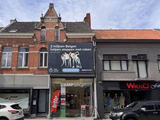 <p><span>Verhuurd handelspand te koop in het hart van het commerciële centrum van Mol. Ideale belegging.</span></p><p><span> </span></p><p><span>Op een toplocatie in het centrum van Mol bevindt zich dit mooie handelspand met een totale oppervlakte van ca. 219 m². </span></p><p><span>Dankzij de centrale ligging geniet het pand van een uitstekende zichtbaarheid en een vlotte bereikbaarheid.</span></p><p><span> </span></p><p><span>De benedenverdieping omvat een winkelruimte van 70m², een praktische bergruimte en een toilet. </span></p><p><span>Op de bovenverdieping bevinden zich een keuken en een badkamer, wat extra comfort en functionaliteit biedt.</span></p><p><span>Tevens 2 kamers op het eerste verdiep en 2 kamers op het tweede verdiep.</span></p><p><span> </span></p><p><span>Dit  handelspand vormt een interessante investeringsopportuniteit. </span></p><p><span>Het pand is momenteel verhuurd via een lopend handelshuurcontract, waardoor u als investeerder onmiddellijk kunt genieten van een stabiel huurrendement vanaf de aankoop.</span></p><p><span>Huidige huurprijs 2.346€</span></p>