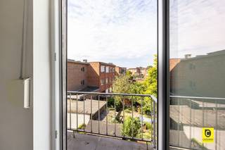 <p><span>Dit comfortabele appartement ligt op de tweede verdieping van een kleinschalig en goed onderhouden gebouw, te vinden in een rustige woonwijk. Het recent-gerenoveerde én geïsoleerde dak zorgen voor een prima EPC score. Het commercieel centrum van Wilrijk is op wandelafstand verwijderd en voor een verdere uitstap zijn snelwegen en invalswegen vlakbij. Wie liever de rust opzoekt zal ongetwijfeld baat hebben bij de omliggende parken. Kortom: een centraal gelegen appartement voor wie een kalme omgeving ook zeker welkom is.</span></p><p><span> </span></p><p><span>Binnenkomen doen we via een praktische inkomhal waar een handige ruimte is om jassen en schoenen op te bergen. Apart toilet is hier ook aanwezig.</span></p><p><span> </span></p><p><span>De woonkamer geniet van een fijne lichtinval met voldoende plaats voor een grote eettafel en een gezellig salon.</span></p><p><span> </span></p><p><span>Aangrenzend ligt de keuken, dewelke is uitgerust met gasvuur, oven en vaatwasser; de koelkast staat apart. De talrijke witte inbouwkasten maken deze uiterst functioneel, de groene accentmuur zorgt voor een frisse uitstraling.</span></p><p><span> </span></p><p><span>Het appartement beschikt over twee slaapkamers. De grootste van de twee is ruim en heeft genoeg plaats voor bed en kleerkast. De tweede slaapkamer wordt vandaag als vestiaire gebruikt, waarbij een muur werd aangekleed met ingemaakte kasten. Verder is hier nog een fijn balkon te vinden.</span></p><p><span> </span></p><p><span>De badkamer is praktisch en onderhoudsvriendelijk en omvat een ligbad met douche en dubbele lavabo met enkele kasten. Deze kamer werd net herschilderd, op termijn zou een opfrissing wellicht op zijn plaats zijn.</span></p><p><span> </span></p><p><span>Bovenop het appartement is er nog toegang tot een volledig afgewerkte 'zolder'ruimte die ook nog een mooie oppervlakte kent. Vandaag is hier al een aansluiting voor wasmachine en droogkast te vinden, alsook een warmtepomp die de ruimte verwarmt en koelt. Deze kamer kan perfect gebruikt worden als creatief atelier, bureauruimte of eventueel als derde slaapkamer. Aanvullend geeft deze kamer uit op het platte dak, dat eventueel de mogelijkheid biedt om aan te kleden als een gezellig dakterras.</span></p><p><span> </span></p><p><span>Ten slotte hoort er bij het appartement nog een ruime garagebox. Ook op de oprit ervoor kunnen nog twee auto's geparkeerd staan. De garage is aan te kopen voor € 25.000.</span></p><p><span> </span></p><p><span>Troeven</span></p><p><span> </span></p><ul><li><span>Rustige buurt, toch centraal gelegen</span></li><li><span>Kleinschalig gebouw, lage gemeenschappelijke kost (€50/M)</span></li><li><span>Geïsoleerd dak</span></li><li><span>Goed EPC</span></li><li><span>Handige polyvalente 'zolder'</span></li><li><span>Grote garagebox</span></li></ul>