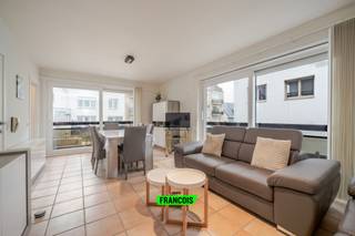 Op een toplocatie in residentie Golden Sand, vlak bij strand, duinen en het Provinciaal Domein van Walraversijde, ligt dit instapklare appartement (61 m²) met een ideale zuidoostoriëntatie.<br /><br />Het werd volledig gerenoveerd 5 jaar geleden en beschikt over een moderne keuken, een vernieuwde badkamer, keramische tegelvloeren én een conforme elektrische installatie ⚡. In 2025 kreeg het appartement nog nieuwe PVC-ramen met hoogrendementsglas 🪟.<br /><br />Verder is er individuele verwarming, een parlofoon, teledistributie en een gemeenschappelijke fietsenberging 🚲. Het stijlvolle meubilair is bijna nieuw en kan eventueel worden overgenomen 🛋️.<br /><br />Een perfecte keuze als tweede verblijf, vaste woonst of investering aan zee! 🌊<br /><br />📞 Interesse? Neem contact op voor een bezichtiging!<br /><br />