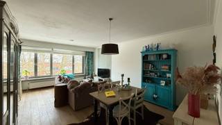 <p><span>Welkom in dit charmante appartement van 82m² gelegen in Wilrijk. Dit ruim tweeslaapkamerappartement biedt een perfecte combinatie van comfort en functionaliteit voor gezinnen of stellen.</span></p><p><span>Het hart van dit appartement is de lichte en moderne woonkamer met eethoek. Grote ramen zorgen voor een overvloed aan natuurlijk licht en bieden uitzicht op de omgeving. De open indeling creëert een welcoming atmosfeer, ideaal voor ontspanning en gasten ontvangen. Het interieur is voorzien van parket en recent vernieuwde keuken.</span></p><p><span>De keuken is praktisch ingedeeld met kasten, een kookplaat en elektrische oven en vaatwasser. Het aanrecht biedt voldoende werkruimte en direct toegang tot het woongedeelte. Met een fris accent is de keuken zowel functioneel als visueel aantrekkelijk.</span></p><p><span>De twee slaapkamers zijn beiden van een aangenaam formaat. Beide bieden voldoende ruimte voor meubels en beschikken over ramen voor natuurlijk licht.</span></p><p><span>De badkamer is praktisch uitgevoerd met een douche en wastafel met spiegel en opbergvakken.</span></p><p><span>Rustig balkon aan de achterzijde.</span></p><p><span>Dit appartement combineert comfort, stijl en functionaliteit. Ideaal voor wie een goed onderhouden woning in een praktische locatie zoekt.</span></p><p><span>Troef: zeer lage vaste kosten van +-€50/ maand</span></p><p><span>Benieuwd? Maak snel uw afspraak op www.immodelaet.be of op 036440088</span></p>