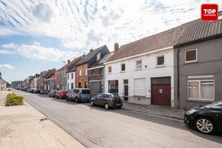 Koppelwoning te koop in hartje Eeklo, ideaal als kangoeroewoning of co-housingproject.<br /><br />Deze te renoveren meersgezinswoning bevindt zich op een boogscheut van het centrum van Eeklo. Winkels, openbaar vervoer en scholen liggen vlakbij.<br /><br />De eigendom bestaat uit twee entiteiten:<br /><br />Appartement: 1 slaapkamer, woonkamer, keuken, badkamer en toegang tot de gemeenschappelijke garage.<br /><br />Woning: Woonkamer met eetgedeelte, keuken, één slaapkamer, veranda en badkamer op het gelijkvloers. Op de eerste verdieping bevinden zich nog twee slaapkamers en een zolder die kan dienen als extra slaapkamer of polyvalente ruimte.<br /><br />Buiten geniet je van een ruime tuin van 236 m² met uitzicht op de velden.<br /><br />Contacteer Topvastgoed voor een bezoek!