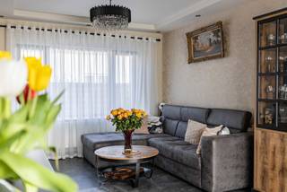 Deze woning werd totaal gerenoveerd met hoogwaardige materialen in 2025.<br /><br />De woning telt 4 slaapkamers, volledig ingerichte keuken met oven, microgolfoven, inductiekookplaat, frigo en diepvries, een living met eetplaats en een aangename veranda met airco/verwarming. OP het gelijkvloers is en 1 slaapkamer en ook een kleine badkamer. Op de eerste verdieping vind je 3 slaapkamers, waarvan 1 een dressing heeft. Verder is er een luxueuze badkamer met bad en grote inloopdouche. Er is ook nog een zolder met veel opbergruimte.<br /><br />In de kelder bevindt zich een 'mancave', garage, wasplaats en berging.<br /><br />De tuin is aangenaam ingericht met pergola, terras, tuinhuis.<br /><br />Meer info of een bezoekje? <br />Bel Isabelle: 0498/10.69.56 of isabelle@cornelis-goeman.be