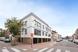 Lichtrijk en instapklaar hoekappartement in volledig vernieuwde residentie<br /><br />Op zoek naar een appartement waar je meteen kunt intrekken? Dan is dit prachtige hoekappartement op de eerste verdieping zeker een bezoek waard. Dankzij de gunstige hoekligging en het 2e verdiep geniet je hier van een overvloed aan natuurlijk licht, wat zorgt voor een aangename en open woonbeleving.<br /><br />De leefruimte sluit naadloos aan op de volledig vernieuwde open keuken, die uitgerust is met alle hedendaagse comfort. Aansluitend vind je een gezellig terras én een extra balkon, ideaal om op elk moment van de dag van de buitenlucht te genieten.<br /><br />Het appartement beschikt over twee volwaardige slaapkamers en een moderne badkamer met ruime inloopdouche en extra plaats voor een wasmachine en droogkast.<br /><br />Extra troeven zijn de gemeenschappelijke fietsenberging, de conforme elektrische installatie (blanco keuring) en het gunstige EPC-label B, wat bijdraagt aan een energiezuinig wooncomfort.<br />Bovendien is er de mogelijkheid om een garagebox met sectionale poort aan te kopen voor € 35.000.<br /><br />Kortom, een instapklaar en energiezuinig appartement met veel lichtinval, moderne afwerking en alle comfort op een uitstekende locatie. Een ideale woning voor zowel eigen bewoning als investering.