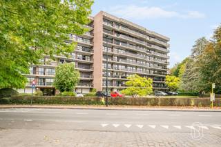 Appartement met 1 slaapkamer, garage en kelderDit knusse appartement is gelegen in Residentie Magnolia en geniet van een aangenaam zicht op het groen. Dankzij de centrale ligging vlak bij het station, handelszaken op wandelafstand en het openbaar vervoer binnen handbereik woon je hier bijzonder praktisch.Indeling: inkomhal, woonkamer, keuken, één slaapkamer, badkamer en een afzonderlijk toilet. Daarnaast beschikt het appartement over een privatieve kelder en een garage, beide inbegrepen in de prijs. Het gebouw is bovendien voorzien van liften.Het appartement bevindt zich in een te renoveren staat en biedt hierdoor de mogelijkheid om het volledig naar eigen smaak en wensen in te richten. Handelszaken bevinden zich op slechts 200 meter, terwijl de nabijheid van het station zorgt voor een vlotte verbinding met het openbaar vervoer.Dankzij de centrale ligging, praktische indeling en inbegrepen garage en kelder is dit appartement ideaal voor starters, alleenstaanden of investeerders die op zoek zijn naar een interessante renovatie- en investeringsopportuniteit.Te koop via Immo Beguin, jouw vastgoedexpert sinds 2009.✉️ emmy@immobeguin.be