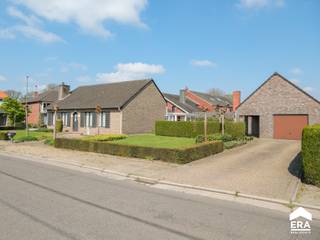 [[ DIT PAND NEEMT DEEL AAN DE ERA OPEN HUIZEN DAG OP 13/6 VAN 14:30 TOT 15:30 ]]
<p>Verzorgde woning met dubbele garage op een gunstige ligging vlakbij het centrum van Lindelhoeven.</p><p><br /></p><p>Deze woning is uiterst goed onderhouden en biedt het comfort van gelijkvloers wonen. Met 3 slaapkamers waaronder bureelruimte, een inpandige garage én een ruime vrijstaande garage met zolder, is dit een veelzijdig pand dat zich leent tot verschillende mogelijkheden (zorgwoning, vrij beroep,...) mits toestemming van de vereiste instanties. De ligging nabij het centrum van Lindelhoeven met supermarkt, school, openbaar vervoer en invalswegen maakt dit een ideale keuze voor wie praktisch en centraal wil wonen.</p><p><br /></p><p>Troeven:</p><p>• Uiterst goed onderhouden woning op gunstige ligging nabij het centrum van Lindelhoeven.</p><p>• Gelijkvloers bewoonbaar met 3 slaapkamers en praktische indeling.</p><p>• Ruime vrijstaande garage met zolder. Deze vrijstaande garage leent zich tot verscheidene mogelijkheden (zorgwoning, vrij beroep,...) mits toestemming van de vereiste instanties.</p><p><br /></p><p>Neem vandaag nog contact op met je ERA-makelaar voor een bezoek.</p><p><br /></p><p>JOUW DROOMHUIS. ZO GEVONDEN!</p>
