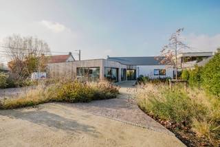 Situation – Établissement horeca à vendre au cœur des Ardennes flamandes<br /><br />Découvrez cet établissement unique dans la région touristique et verdoyante des Ardennes flamandes. Grâce à son emplacement central dans une région prisée des cyclistes et des randonneurs, ce bâtiment attire aussi bien les clients locaux que les touristes. Il bénéficie d'une excellente visibilité, d'un accès facile et d'un grand parking privé, idéal pour les familles, les groupes ou les visiteurs de passage. En bref : un emplacement de choix pour ceux qui souhaitent démarrer ou poursuivre une activité hôtelière prospère.<br /><br />Le bâtiment – Prêt à emménager, rénové et entièrement équipé<br /><br />Ce magnifique établissement hôtelier rénové a été fini dans les moindres détails avec des matériaux de qualité. Le charmant café-restaurant avec bar respire la chaleur et l'authenticité et est entièrement prêt à emménager pour une exploitation professionnelle.<br /><br />L'établissement dispose d'une cuisine professionnelle entièrement équipée, y compris une arrière-cuisine/débarras. La cuisine complète et son contenu peuvent être repris pour 200 000 €.<br /><br />En outre, ce bâtiment offre :<br /><br />Une terrasse spacieuse et agréablement aménagée<br />Un joli jardin avec une tour de jeux – idéal pour les familles<br />Un grand parking privé<br />Possibilité d'habiter au-dessus de l'établissement<br /><br />Il ne s'agit pas d'un simple bâtiment, mais d'un établissement entièrement rénové, comprenant entre autres:<br /><br />Toiture neuve<br />Électricité rénovée<br />Double vitrage<br />Chauffage central<br /><br />Ici, vous pouvez vous lancer sans stress de rénovation et vous mettre immédiatement au travail.<br /><br />Vous recherchez un établissement horeca à vendre dans les Ardennes flamandes, prêt à emménager, avec des finitions de qualité et un emplacement commercial idéal ? Alors ce bien est une opportunité à saisir.<br /><br />Parfait pour ceux qui rêvent d'un établissement horeca, d'un concept de location, d'un bar à manger, d'une taverne, d'une brasserie ou d'un café-restaurant.<br /><br />Pour plus d'informations et/ou une visite, appelez Gwen Moerman au 0472/62.03.60.