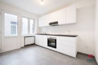 SITUATION DU BIEN * Bien situé Place Albert 1er à Thuin, en plein coeur du centre-ville. * Environnement urbain et touristique, à proximité immédiate...