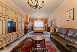 Interesse? Meer informatie op www.SWEVERS.be. - Deze halfopen woning uit 1955 aan de Kuringersteenweg in Hasselt combineert een vlotte...