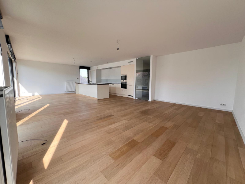 Exclusief licht 3 slaapkamer appartement met 2 gelijkvloerse autostaanplaatsen - foto 4