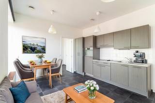 Op de negende verdieping van het iconische gebouw de Lichttoren van Antwerpen vind je dit instapklare appartement met adembenemend uitzicht...