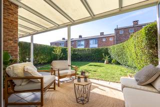 <p>Cette maison rénovée avec jardin et 3 chambres à Anderlecht se situe dans un environnement résidentiel calme et agréable, à proximité d’Erasme, des commerces et des principaux axes routiers. Elle offre un cadre de vie confortable et pratique pour une famille ou un couple.</p><p>Dès l’entrée, vous accédez à un hall qui mène vers un séjour lumineux et accueillant. La cuisine entièrement rénovée, moderne et fonctionnelle, s’intègre parfaitement à l’espace de vie. Dans la continuité, la terrasse et le jardin, facile à entretenir, vous invitent à profiter de moments de détente en extérieur.</p><p>Le rez-de-chaussée comprend également un garage pouvant être aménagé en bureau ou en espace professionnel, selon vos besoins, ainsi qu’un espace de rangement et un toilette invités.</p><p>À l’étage, vous trouverez trois chambres confortables, un espace de rangement supplémentaire, une salle de bain bien entretenue avec douche dans la baignoire et une toilette séparée. Le grenier complète l’ensemble avec un espace de stockage supplémentaire.</p><p>La maison a fait l’objet d’une rénovation soignée et dispose d’une chaudière au gaz très récente, garantissant un bon confort au quotidien.</p><p>Vous profitez également d’un stationnement aisé et d’un quartier familial agréable. Sa situation à Anderlecht, à proximité d’Erasme et de toutes les commodités, constitue un atout supplémentaire.</p><p>Si vous recherchez une maison rénovée, prête à emménager, avec jardin et 3 chambres à Anderlecht, ce bien mérite votre attention. Contactez-nous pour organiser une visite.</p>