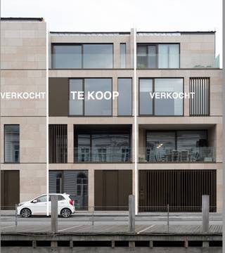 Op zoek naar een volledig afgewerkte hoogwaardige nieuwbouwwoning aan 6 % BTW*. Dan is dit een mooie opportuniteit <br /><br />Deze woning met een bewoonbaar opp. maar liefst 280 m2, in high-end architectuur heeft een eigen lift (rolstoeltoegankelijk) van het gelijkvloers tot op de derde verdieping. <br /><br />Op het gelijkvloers: de inkomhal (+ toilet), aan de straatzijde een lichtrijke ruimte, ideaal voor wie op zoek is naar een bureel of praktijkruimte voor vrij beroep, een (ingerichte) badkamer, berging en extra (slaap)kamer. Door de polyvalente inrichting biedt deze verdieping een opportuniteit voor wie o.a. gelijkvloers (rolstoeltoegankelijke) (groeps-)praktijkruimte, kantoorruimte..... zoekt.<br />Er is mogelijkheid om de woning volledig afwerkt aan te kopen met onderstaand vermelde hoogwaardige en stijlvolle afwerking zoals foto's (van naastgelegen afgewerkte woning) in deze advertentie. Vermelde prijs is afgewerkt opgeleverd. <br /><br />Op de 1e verdieping een open keuken + woonruimte van waaruit u toegang heeft tot het ruime terras <br />De twee verdieping omvat een zithoek , ruime slaapkamer, badkamer en afzonderlijk toilet. <br />Vanop de 3e verdieping heeft U vanuit de lichtrijke slaapkamer met dressing, douchekamer, .... toegang tot het terras. <br /><br />Momenteel kan deze woning nog "casco" aangekocht worden en de indeling aangepast worden naar uw wensen. Prijs op aanvraag*<br /><br />Interesse in een bezoek of graag bijkomende info? <br />Contacteer Pieter Cardoen op 0475 361252. <br /><br />*Contacteer ons i.v.m. de voorwaarden.
