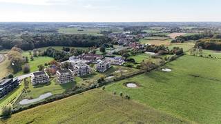 Domein Heydelberg biedt nieuwbouwappartementen in Loppem, aan de rand van Brugge. De derde fase omvat appartementen met 1, 2 of 3 slaapkamers, tot 140 m², de appartementen genieten van royale terrassen en uitzicht op groen. <br /><br />Het ontwerp is tijdloos en legt een nadruk op licht, ruimte en zicht. Voor de afwerking is gekozen voor materialen die mooi aansluiten bij de unieke omgeving en omliggende natuur. Domein Heydelberg Loppem kiest voor duurzame geothermie, waarbij bodemwarmte wordt gebruikt om via vloerverwarming te verwarmen en passief te koelen, waardoor de appartementen bijna-energieneutraal (BEN) zijn. Dit biedt niet alleen een lagere energiefactuur maar ook belangrijke fiscale voordelen.<br /><br />De ligging is ideaal: rustig, maar dichtbij de E40, een bushalte naar Brugge, winkels, restaurants en recreatie in Loppem. Domein Heydelberg is een parel in het regionale vastgoedaanbod.<br /><br />Type indeling penthouse 20A.3.01:<br /><br />- inkomhall met vestiaire en gastentoilet<br />- leefruimte met volledig ingerichte open keuken en toegang tot het royaal terras van 83m²<br />- berging met aansluiting wasmachine<br />- badkamer met inloopdouche en dubbel lavabomeubel<br />- master bedroom met ensuite badkamer (ligbad, dubbel lavabomeubel en WC)<br />- slaapkamer 2<br />- slaapkamer 3<br /><br />Bent u op zoek naar een nieuwbouw penthouse te koop in Loppem? Vraag dan vandaag nog een vrijblijvend bezoek aan.