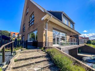 Deze ruime koppelvilla op 310m² met 4 slaapkamers te Koksijde-Bad is een unieke kans voor wie op zoek is naar comfortabele woon- of vakantieverblijf. Gelegen in een residentiële wijk op wandelafstand van het strand (700m) en de winkelstraat (300m), beschikt deze halfopen bebouwing over de ideale locatie. <br /><br />De woning is volledig onderkelderd en voorzien van een dubbele garage en waslokaal op dit verdiep. De woning beschikt verder nog over een ruime inkomhall met apart toilet, gezellige living van 48m² met aan de straatzijde een gezellig balkon en een aparte ingericht keuken. Op het verdiep zijn 4 slaapkamers, een badkamer, apart toilet en een zolderruimte toegankelijk via vaste trap. Deze extra ruimte kan zeker ingericht worden als extra slaapkamer. <br /><br />Tuin rondom de woning. Voor de inpandige dubbele garage is nog een privé-oprit met 2 parkeerplaatsen voorzien. <br /><br />Wordt dit uw nieuw verblijf aan de kust? Contacteer ons dan snel voor meer info of een bezoek ter plaatse op 059/250 590. <br /><br />Neem voorsprong met een vrijblijvende en gratis schatting van uw eigendom via:<br />http://www.residentievastgoed.be/gratisonlineschatten<br /><br />EPC: 288 UC: 3512394 (klasse C - geen renovatieplicht) (Ref. NI26239)
